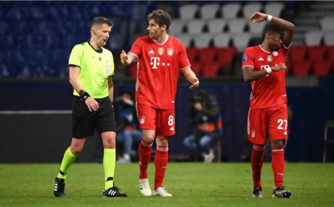 El español Javi Martínez le reclamó el árbitro Daniele Orsato tras el juego.