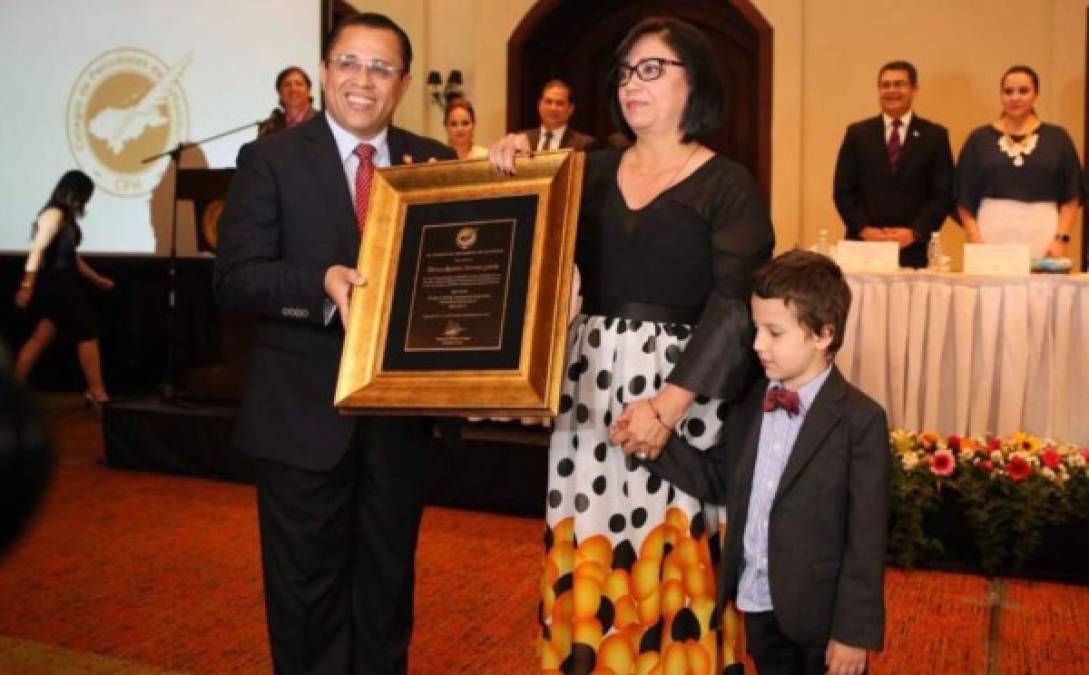 El Colegio de Periodistas de Honduras (CPH) entregó este jueves el premio Álvaro Contreras 2017 a Blanca Moreno. A la ceremonia en el marco del Día del Periodista en Honduras que se celebra el 25 de mayo asistió el presidente de Honduras, Juan Orlando Hernández, y el titular del Congreso, Mauricio Oliva. Además de Juan Jiménez Mayor, vocero de la Misión de Apoyo Contra la Corrupción y la Impunidad en Honduras (Maccih).