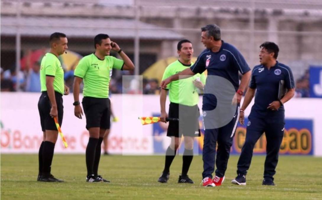 Diego Vázquez estaba muy molesto con la cuarteta arbitral.