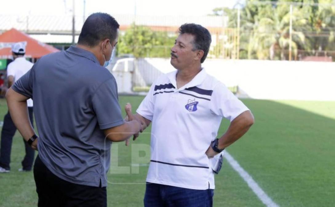 Saludo de colegas. Los entrenadores Jhon Jairo López y Mauro Reyes se estrechan la manos previo al partido Platense-Honduras Progreso en el estadio Excélsior.
