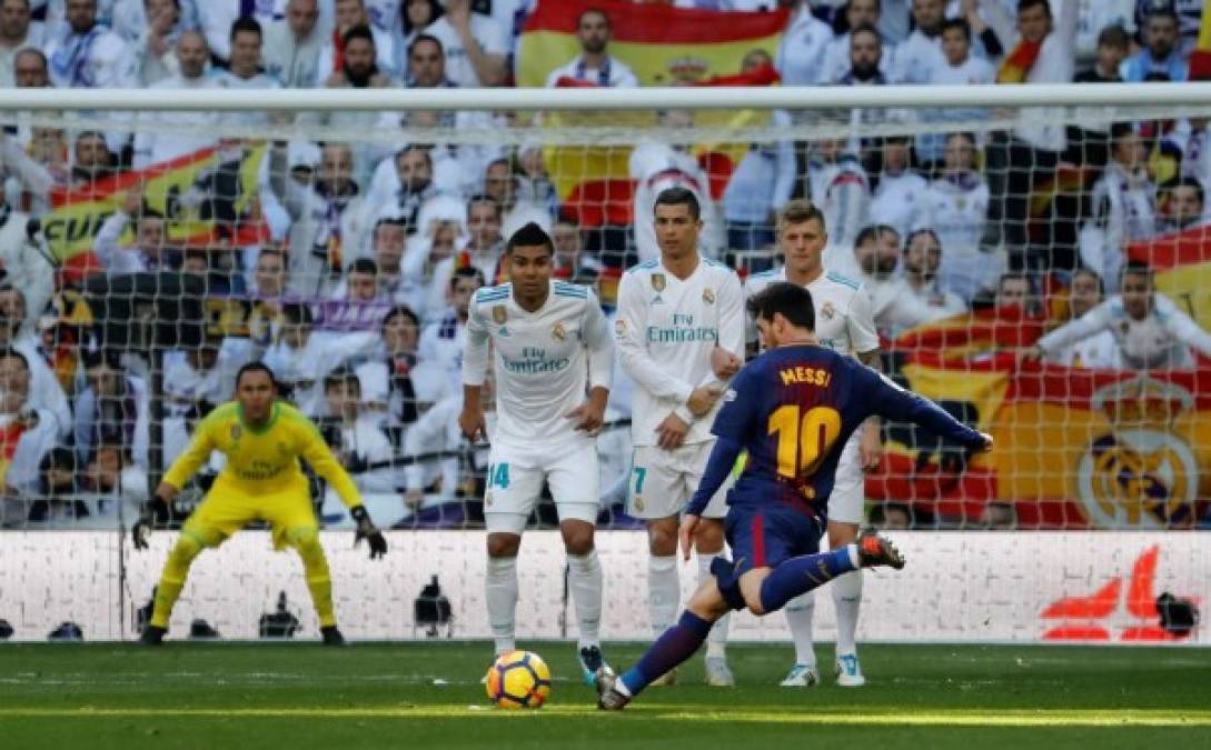Lionel Messi se apresta a cobrar un tiro libre, con Cristiano Ronaldo entre la barrera.