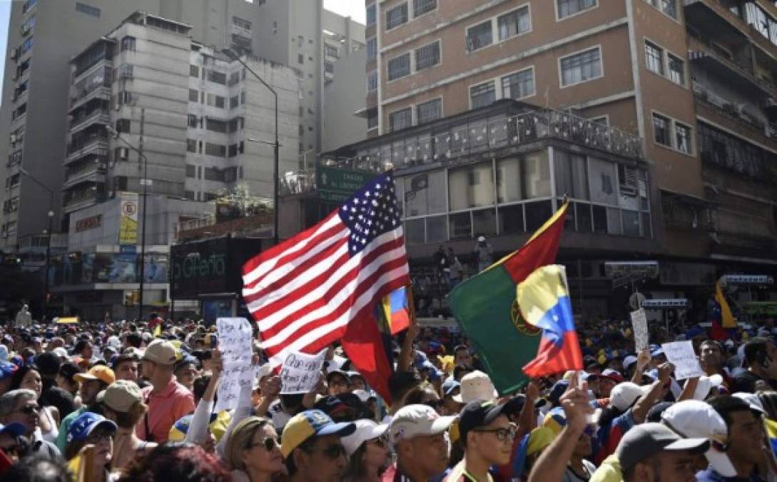 Banderas estadounidenses se observaron en las manifestaciones de este martes en Caracas. Maduro ordenó ayer militarizar la frontera para impedir el ingreso de la ayuda humanitaria que el Gobierno de Trump envió a Venezuela.