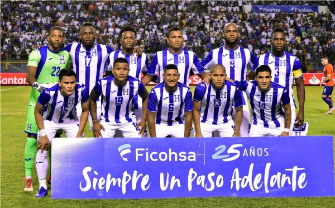 El 11 titular de Honduras posando previo al partido amistoso contra Chile.