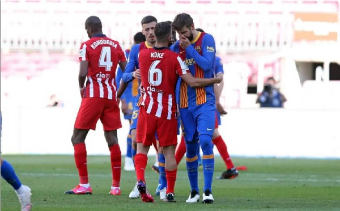 Piqué y Koke dialogando al final del partido en el Camp Nou.