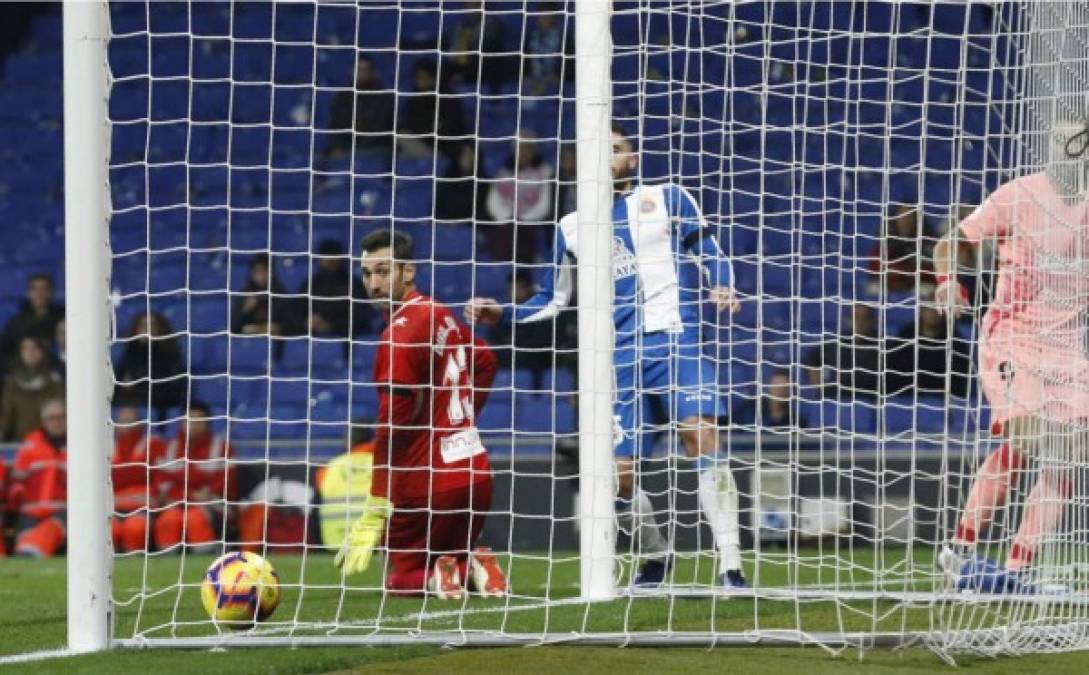 Luis Suárez marcó el tercer gol del Barcelona con un disparo entre las piernas de Diego López.