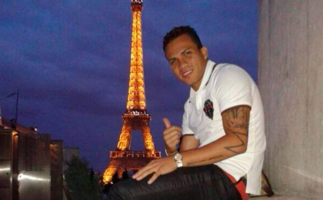 Arnold Peralta en una visita que hizo a París cuando militaba en el Rangers.