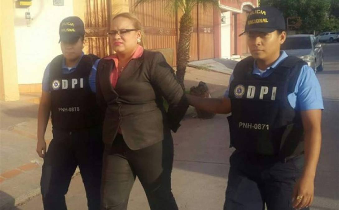 La empleada de un banco en Honduras fue capturada este jueves por agentes de la Dirección Policial de Investigaciones (DPI) por suponerla responsable de haber sustraído cerca de medio millón de lempiras. La aprehensión de la mujer, identificada como Alba Patricia Navarro Raudales (30), se dio en la colonia La Era de Tegucigalpa, capital de Honduras. Después de ponerla a las órdenes de las autoridades correspondientes se le deberá seguir un proceso judicial.