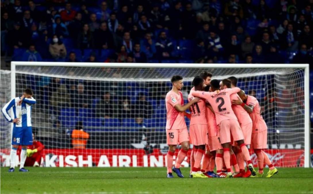 Los jugadores del Barcelona celebraron con Messi el 0-4.