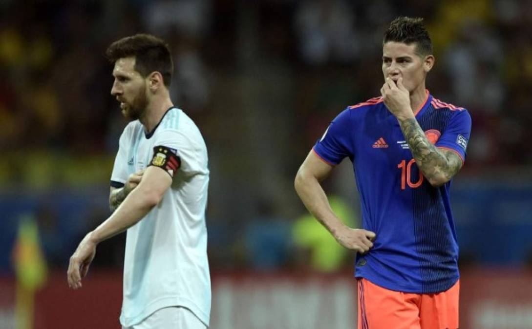 ¿Qué se habrá dicho James y Messi? Los '10' tuvieron un encuentro en el partido.