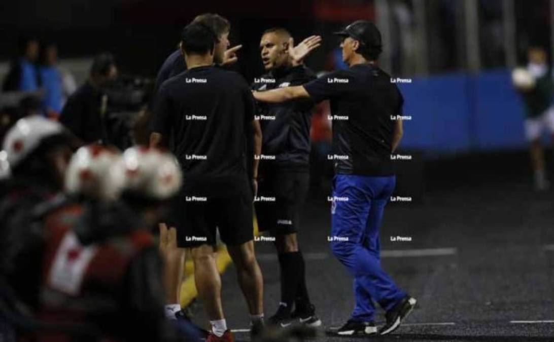 Uno de los asistentes técnicos de Pedro Troglio se enfrentó a la cuarteta arbitral e inmediatamente Pedro Troglio llegó para calmarlo.