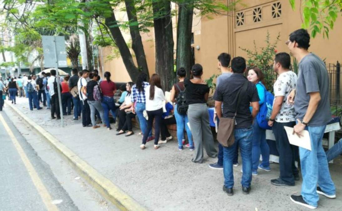 La fila de los hondureños que buscan una plaza se extendió a unas cuadras.