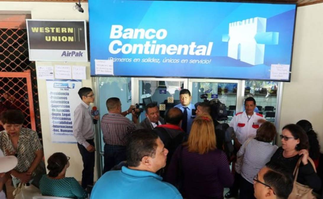 Clientes del Banco Continental acuden a una sucursal para tratar de retirar sus ahorros.