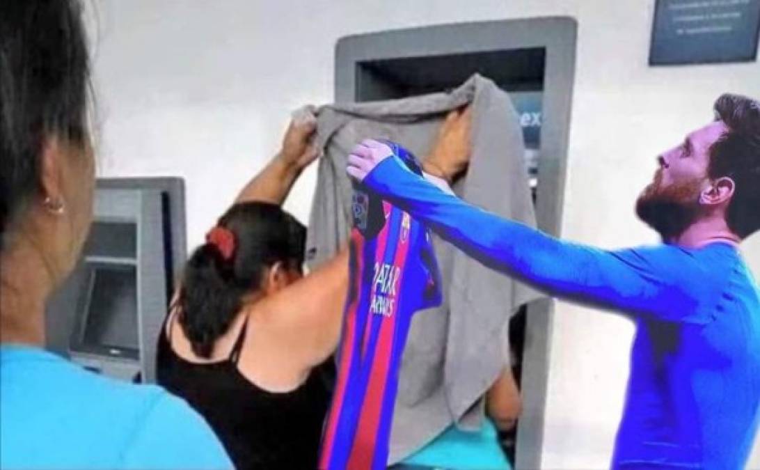 Ese gesto tan particular se convirtió en la imagen más destacada del clásico dejando varios memes.