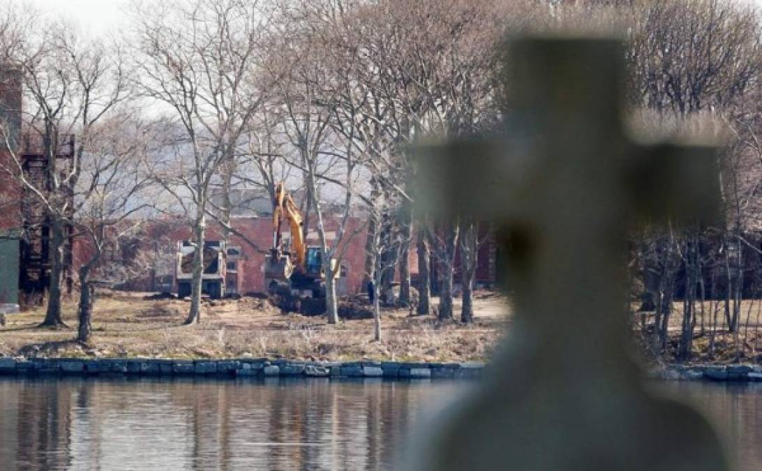 Ha tenido muchas funciones, como cárcel durante la Guerra Civil o psiquiátrico, pero desde 1869 contiene la fosa común más grande de EEUU, un cementerio casi inaccesible al que van a parar los cuerpos de vagabundos, pobres, bebés recién nacidos y de muchas personas que mueren sin que nadie las reclame.