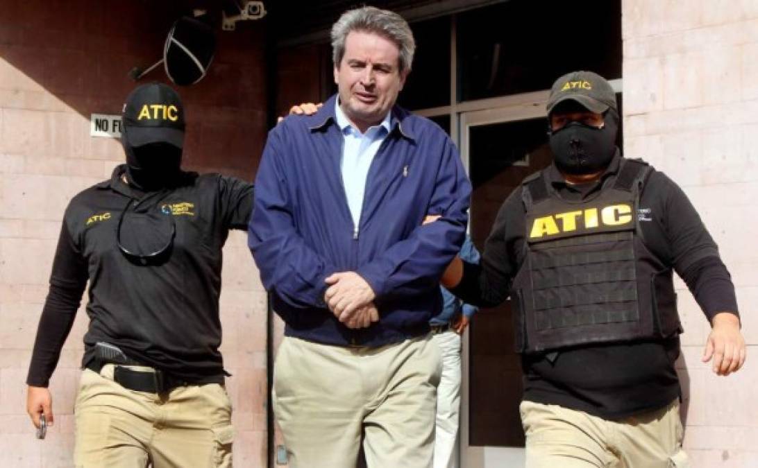 8. Capturan a expresidente del Colegio de Abogados de Honduras<br/><br/>El abogado Olvin Mejía, expresidente de Colegio de Abogados de Honduras (CAH), fue capturado por la Agencia Técnica de Investigación Criminal (Atic). El profesional del derecho fue arrestado en su casa en la colonia Loma Linda de Tegucigalpa. Mejía es acusado por el presunto desfalco de 30 millones de lempiras en dos administraciones como presidente del CAH.<br/><br/>De 2008 a 2012 se registró el desfalco en el CAH donde cobraron más de 200 cheques que eran cambiados por exempleados. En el marco de la Operación Tormenta de Fuego XI también fueron capturados ocho implicados en el desfalco de la organización. Como seguimiento de la operación, el Ministerio Público aseguró a Mejía al menos 15 bienes inmuebles que abarcan residencias, terrenos, 12 vehículos y cuatro sociedades mercantiles.<br/>Mejía fue aprehendido el pasado mes de noviembre acusado por los delitos de malversación de fondos públicos y falsificación de documentos privados.<br/>Esta es la primera de cuatro líneas de investigación en la cual se ha determinado que el monto del delito por parte de los acusados asciende a más de 30 millones de lempiras. En el mismo las autoridades detuvieron al abogado Roseel Arturo Euraque, quien estaba asignado a la Fiscalía de Derechos Humanos en San Pedro Sula.<br/><br/>Fue detenido por ser sospechoso de cobrar los cheques del Colegio de Abogados en el período 2008-2010 de acuerdo a lo informado por las autoridades del Ministerio Público. <br/>De acuerdo a las investigaciones de la Atic, Euraque aprovechó circunstancias de amistades con personas que estaban dentro del CAH para sacar cheques y cambiarlos, aunque las autoridades investigativas no especificaron los montos.<br/>En este caso están involucrados varios exempleados del Instituto de Previsión Social del Profesional del Derecho.