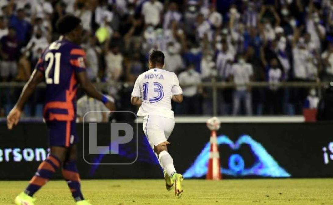 Moya corre a celebrar su gol, el primero de Honduras en su regreso al estadio Olímpico en una eliminatoria.
