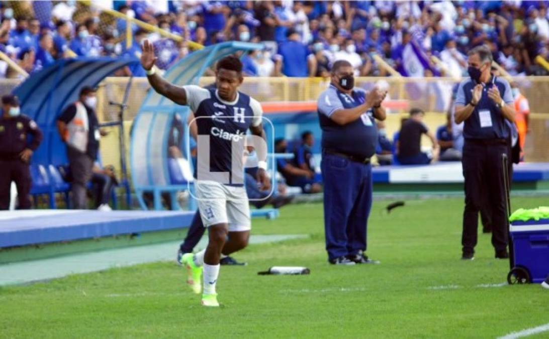 Romell Quioto saludando a los aficionados hondureños en el estadio Cuscatlán.