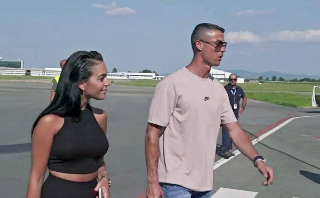 Turin (Italy), 15/07/2018.- New Juventus soccer player Cristiano Ronaldo (R) of Portugal accompained by his girlfriend Georgina Rodriguez (L) arrives at Caselle airport in Turin, Italy, 15 July 2018. Cristiano Ronaldo joins Italian Serie A side Juventus FC. (Italia) EFE/EPA/Alessandro Di Marco