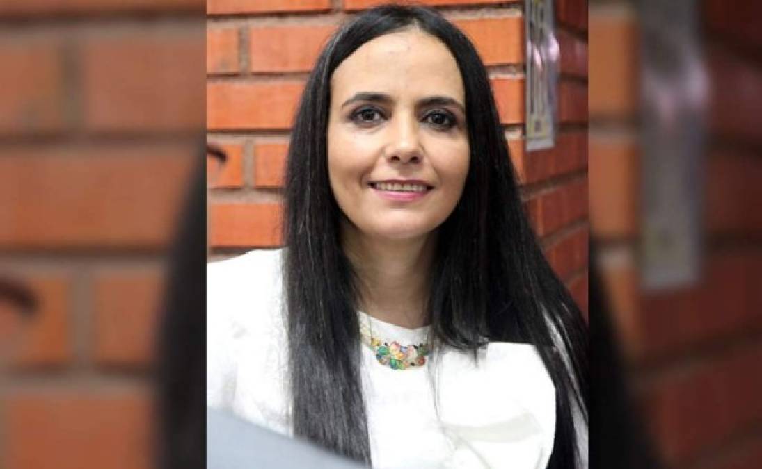 7. Magistrada no supo los artículos de la Constitución.<br/>María Fernanda Castro, magistrada de la Corte Suprema de Justicia, una de las más votadas en la elección pasada en el Congreso Nacional, protagonizó un momento embarazoso cuando no supo qué responder en el momento que se le preguntó cuántos artículos tenía la Constitución de la República.<br/>¿Cuántos artículos tiene la Constitución?, le preguntó el caricaturista y diputado Darío Banegas en su programa dominical Banegas. “No sé, demasiados, contestó la magistrada, por lo que Banegas aclaró: 379. La interrogante puso en aprietos a la joven juez y le causó burlas en las redes sociales.