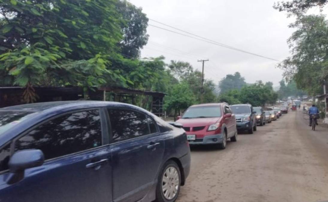 Este miércoles 26 de noviembre se reportó uno de los peores congestionamientos de vehículos en la carretera a Ticamaya. Más de 1,000 vehículos hicieron fila de 7:00 am a 9:00 am para salir hacia el bulevar del este debido a los baches.