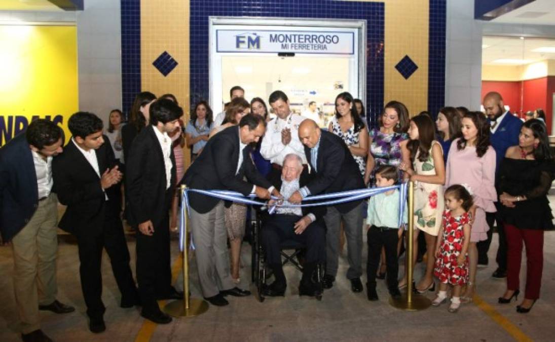 La familia Monterroso presidida por el querido Rolando Monterroso en la inauguración.