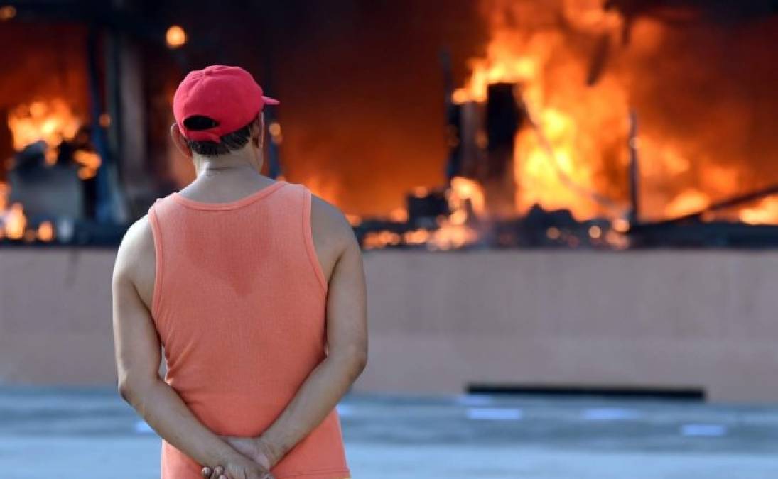 Un hombre mira fijamente en el Palacio Municipal ardiendo en Chilpancingo.