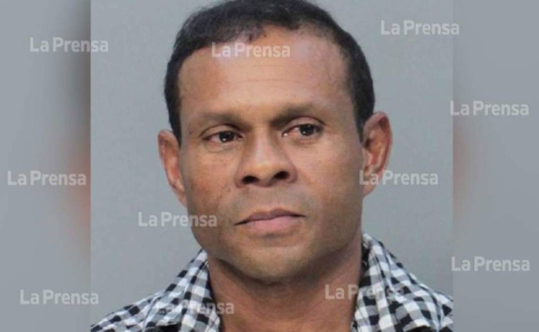 Un hombre de origen hondureño fue detenido por las autoridades estadounidenses, acusado de intentar detonar una bomba en el Dolphin mall de Miami, inspirado en el grupo terrorista Estado Islámico (Isis). Vicente Solano, quien fue capturado por agentes del FBI es acusado de intentar detonar un arma de destrucción masiva, fue detenido el pasado viernes y este lunes se presentó ante un juez para ser imputado por cargos de terrorismo. El juez indicó que le asignará un abogado de oficio ante la imposibilidad del sospechoso de contar con uno por sus propios medios. La Fiscalía solicitó que el hondureño, que tiene 53 años y trabajaba como pintor, quede en prisión provisional hasta el juicio debido al riesgo de fuga y el peligro que representa para la comunidad.