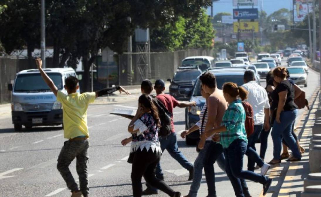 La falta de personal de Tránsito o Municipales, hace que los mismos ayudantes de bus pidan el paso para sus pasajeros.