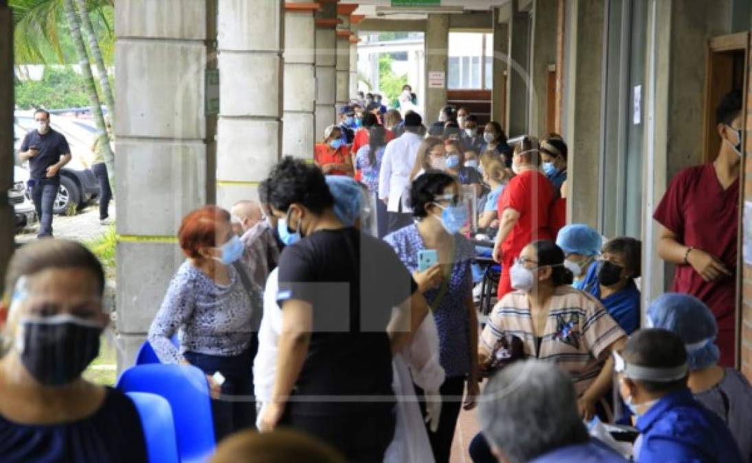 Un grupo de vacunadores también fue desplazado hacia las instalaciones del Cuerpo de Bomberos de Prado Alto en donde hasta el.momento van 100 apagafuegos inyectados.