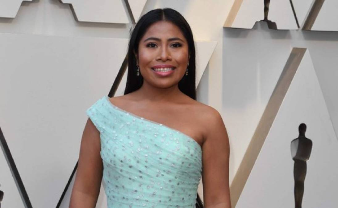 Yalitza Aparicio, nominada a Mejor Actriz por su papel en la película Roma, deslumbró a su paso por la alfombra roja.