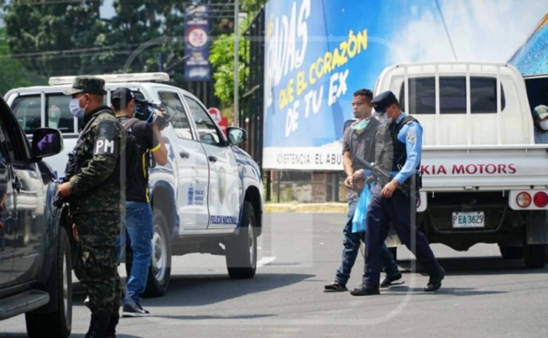 El país se mantiene en emergencia sanitaria y bajo toque de queda absoluto en todo el territorio, cuyas principales calles lucen vacías ante el temor de la población por el contagio. Este domingo en San Pedro Sula, las autoridades detuvieron a una persona que circuló sin permiso por la ciudad y transportaba supuestas bebidas alcohólicas.