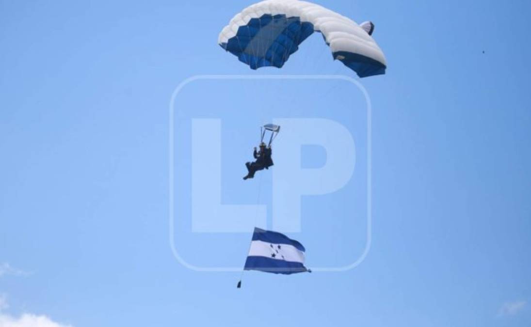 Un equipo de salto conformado por 30 hondureños brindó un show espectacular este 15 de septiembre.