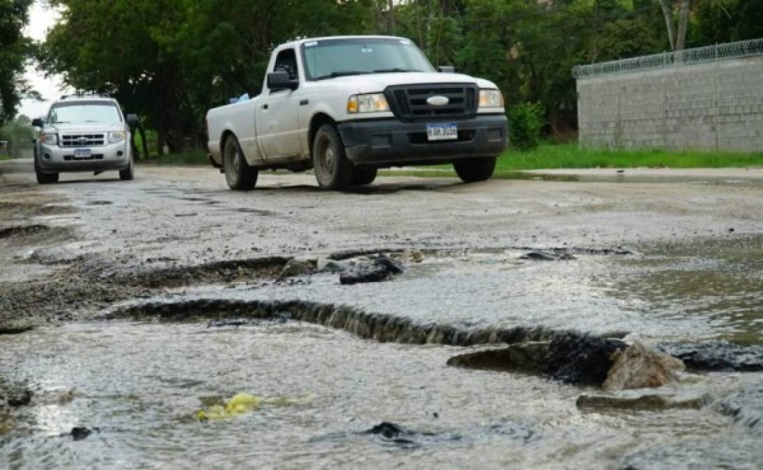 Dentro de poco, la carretera colapsará cerca del sector de La Pedroza por el agua que fluye desde una colonia cercana.