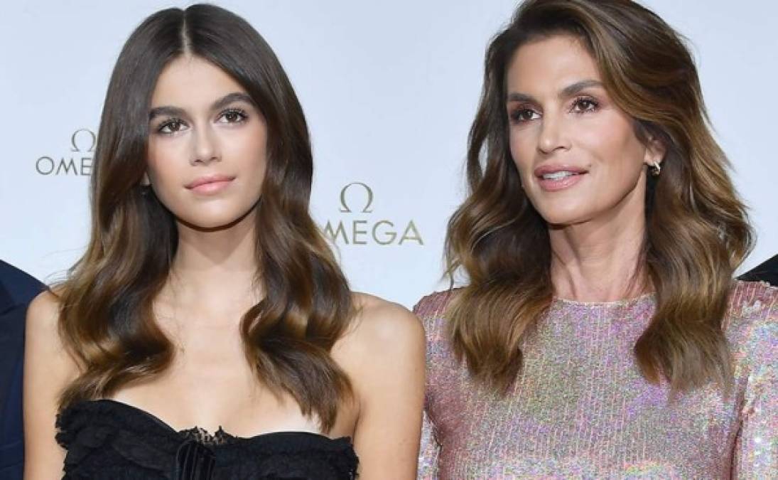 Para celebrar su 18 cumpleaños el fin de semana en la ciudad de Nueva York, la modelo quiso usar un atuendo de cuero igual al que su madre uso hace 17 años, mostrando que heredó la belleza de la top model de los 90's.