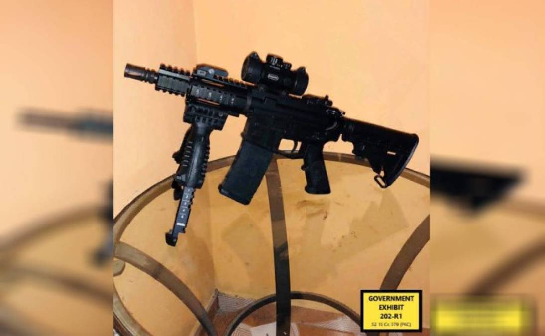 Fotografía cedida por la Fiscalía federal del distrito sur de Nueva York donde se aprecia un fusil automático de las armas incautadas a Juan Antonio 'Tony' Hernández. EFE/Fiscalía federal Sur Nueva York