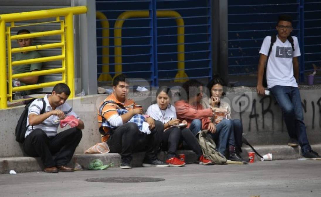 Estudiantes que no entraron a clases tuvieron su tiempo de desayuno en las calles aledañas a la Unah.