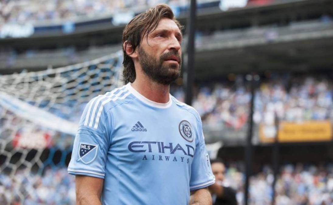 Nº 9 Andrea Pirlo es uno de los mediocampistas más completos de todos los tiempos. A pesar de su edad, el genio italiano sigue demostrando que está para grandes cosas y que todavía le queda mucho fútbol por dar.