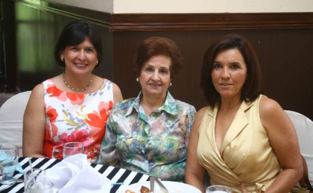 Lizeth Arriaga, Miriam Kury y Hena Interiano.