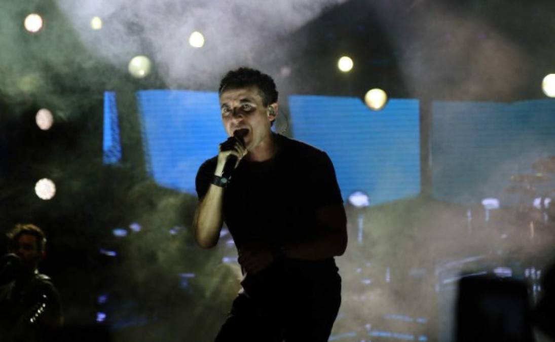 El cantante colombiano Fonseca cantó en un escenario lleno de efectos luminosos, interpretó sus éxitos y encantó a un fervoroso público que coreó las canciones con entusiasmo.