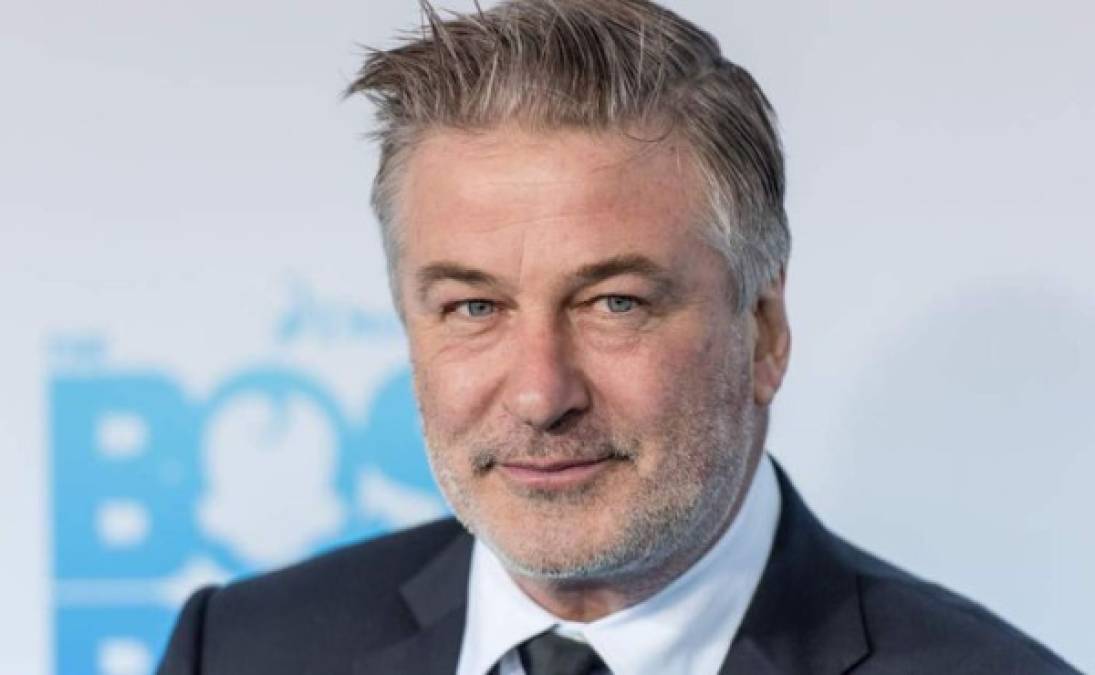 Alec Baldwin ha sacado toda su ira contra los fotógrafos en varias ocasiones, y según medios internacionales, algunos de sus colégas se han quejado de él en el set de grabación.