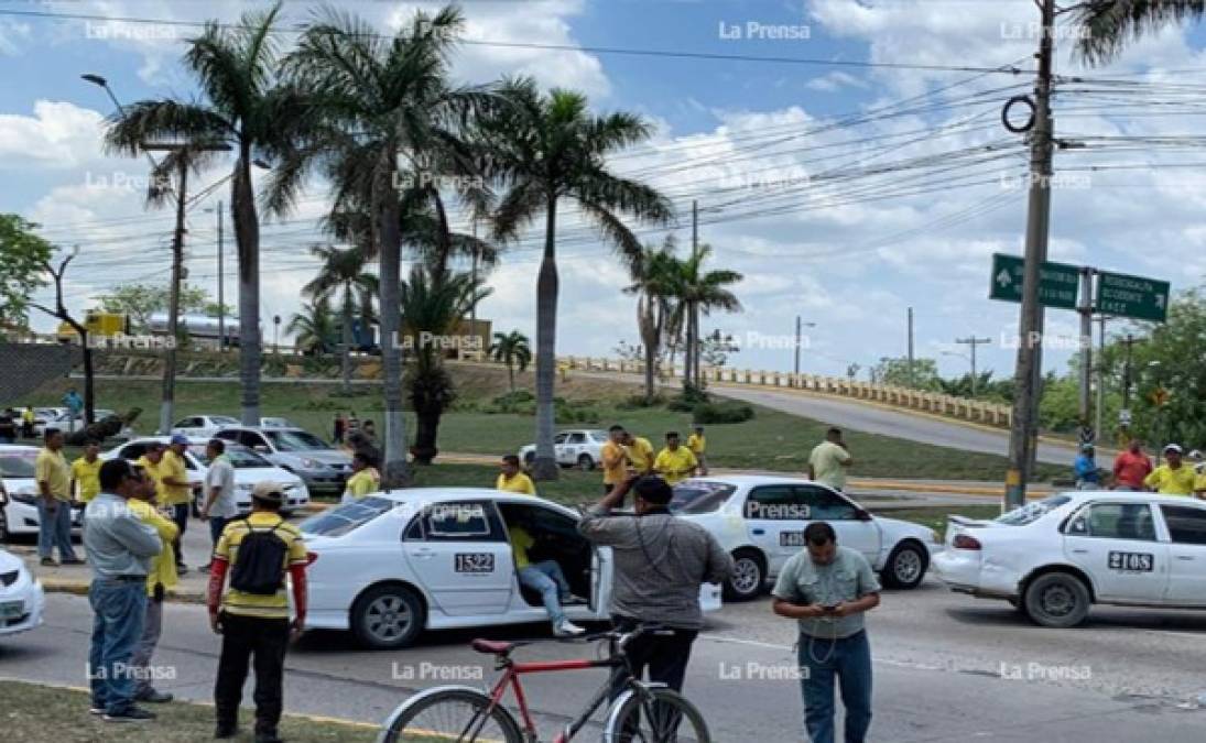 Mas de 500 taxistas se fueron al bulevar del sur de San Pedro Sula este lunes para protestar y exigir la derogación de la licencia de circulación.