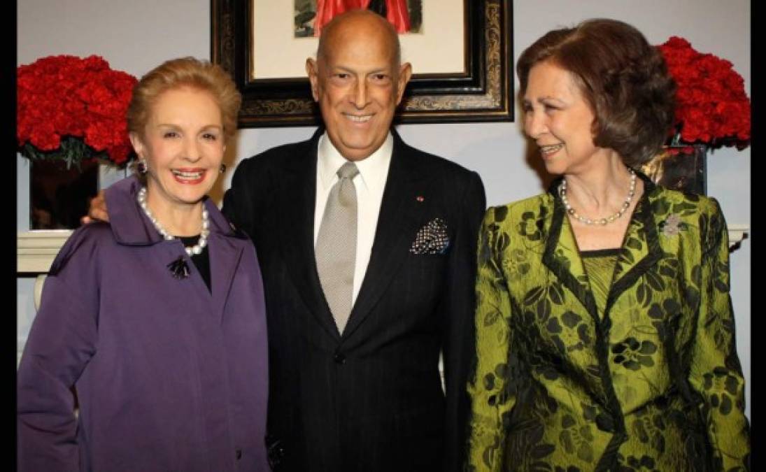 Óscar de la Renta ha logrado ser reconocido por sus colegas y por todo tipo de personalidades. Él mismo inauguró la exposición de Cristóbal Balenciaga en Nueva York junto a Carolina Herrera y la por entonces reina Sofía.