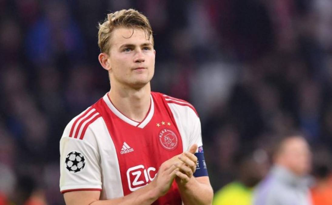 Matthijs De Ligt, fichado este jueves por la Juventus de Turín por 85,5 millones de euros (75 millones más 10,5 en variables y comisiones), se convierte con 19 años en el defensa más caro de la historia del fútbol, por delante de otro holandés, Virgil Van Dijk. Se trata asimismo del tercer fichaje más caro de la historia de la Juventus, después del portugués Cristiano Ronaldo (105 millones de euros) y del argentino Gonzalo Higuaín (90 millones).