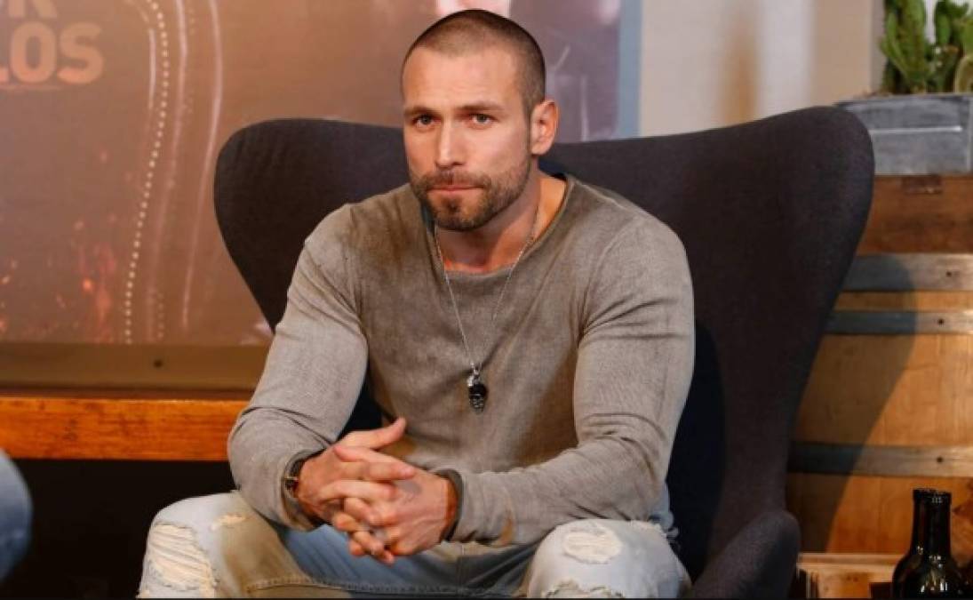 El actor mexicano Rafael Amaya, quien saltó a la fama al protagonizar la exitosa serie Señor de los Cielos, vuelve a estar en el ojo del huracán, y es que esta vez el actor compartió una foto en sus redes sociales que ha desatado polémica entre sus fans.