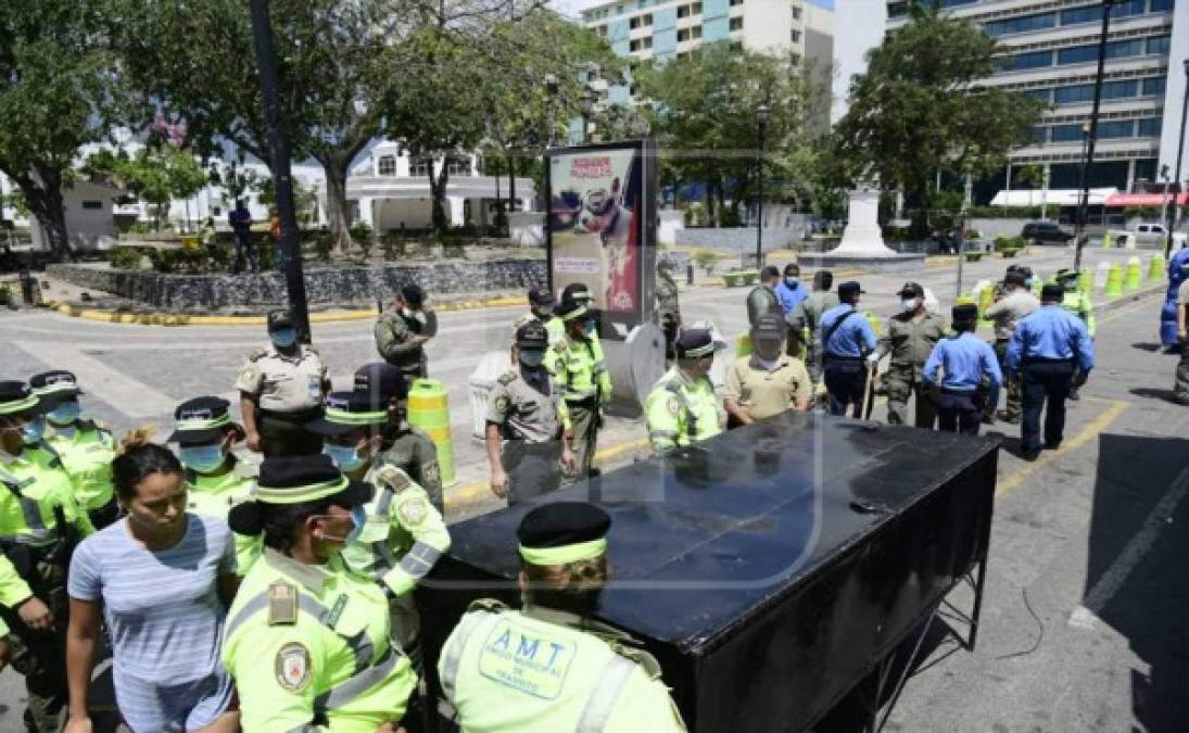 Miedo e incertidumbre se observó en los rostros de los vendedores que miraban el inminente desalojo.