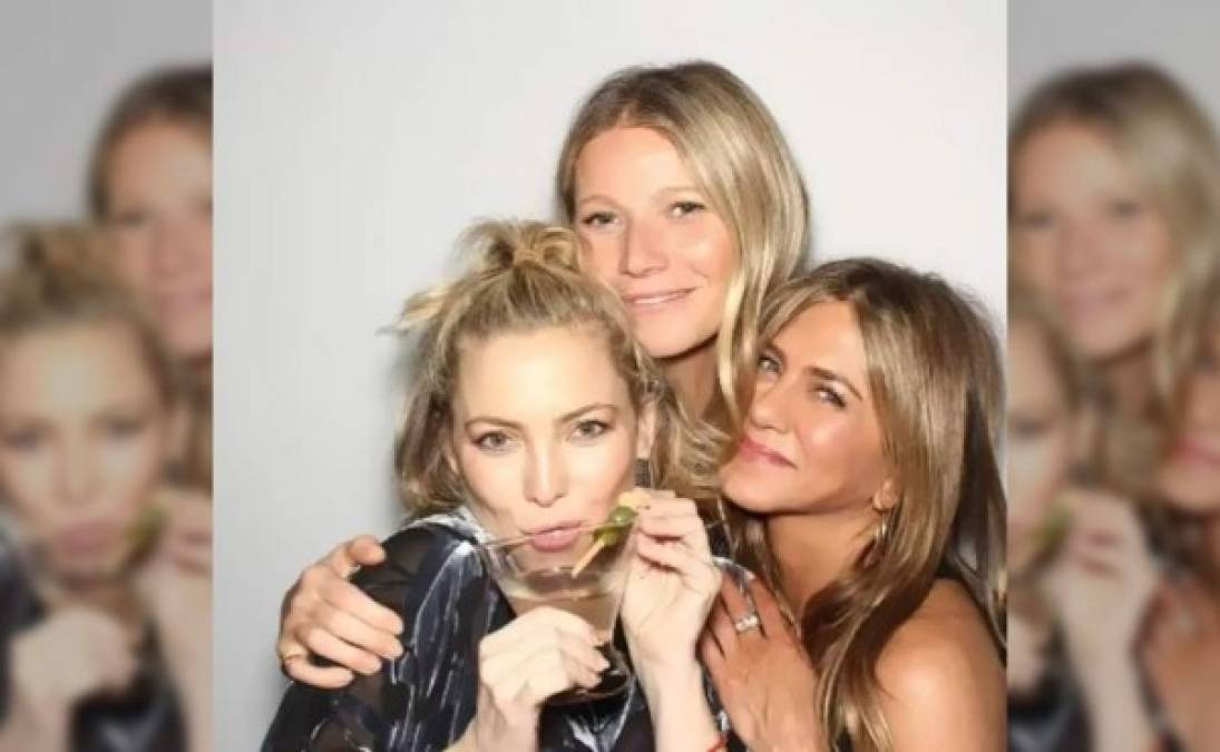 La actriz festejó su llegada al quinto piso rodeada de sus amistades, que resultaron ser, al igual que ella, otras súperestrellas.<br/><br/>Más de 200 famosos, entre ellos Gwyneth Paltrow, Reese Witherspoon, Kate Hudson y hasta su exesposo Brad Pitt acudieron a la cita el pasado sábado 09 de febrero.