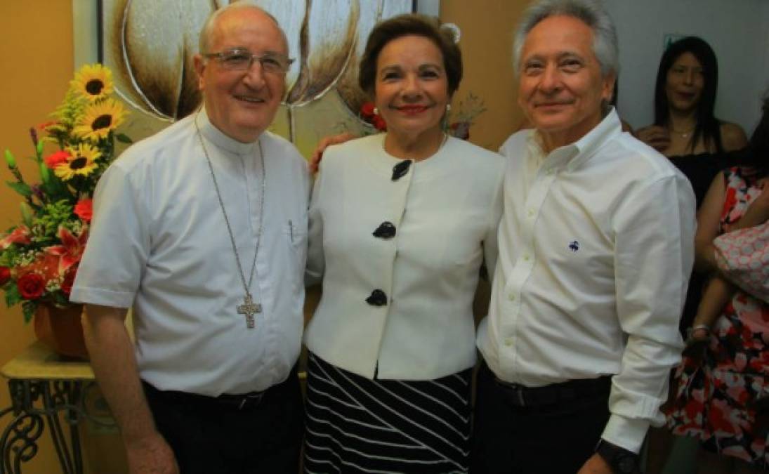 Monseñor Ángel Garachana Pérez con los anfitriones Sandra Corletto y Guillermo Flores.