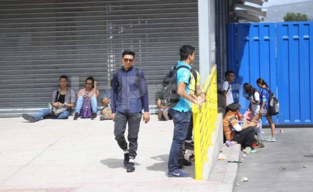 Estudiantes se apostaron cerca de la Unah a la espera de una pronta liberación de las instalaciones.