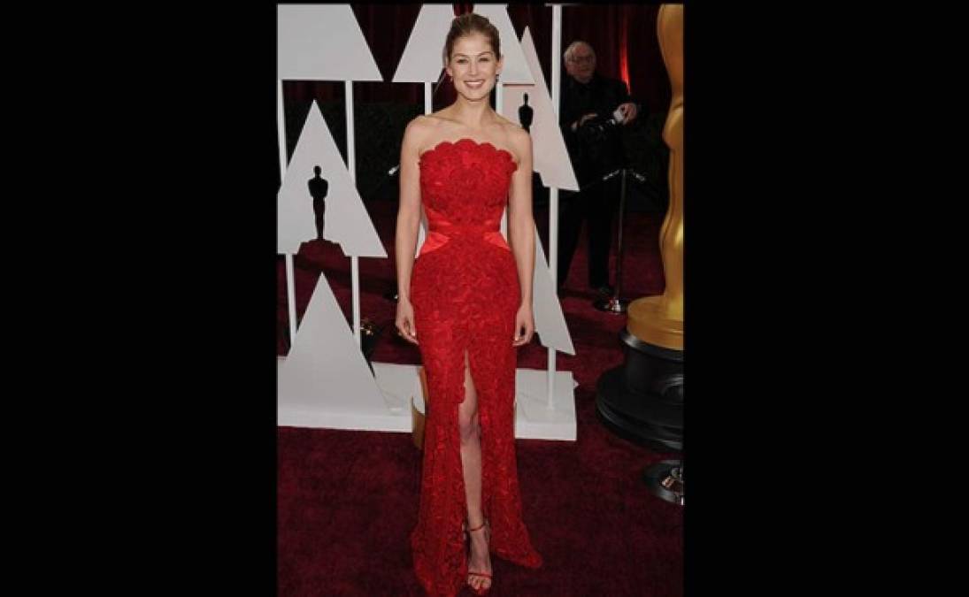 ROSAMUND PIKE. La actriz fue otra de las que hizo alarde de su figura postembarazo en la gala de los Oscar. Su vestido rojo Givenchy acentuaba su esbelta cintura. Pike dio a luz a su hijo, llamado Solo, el 2 de diciembre pasado.