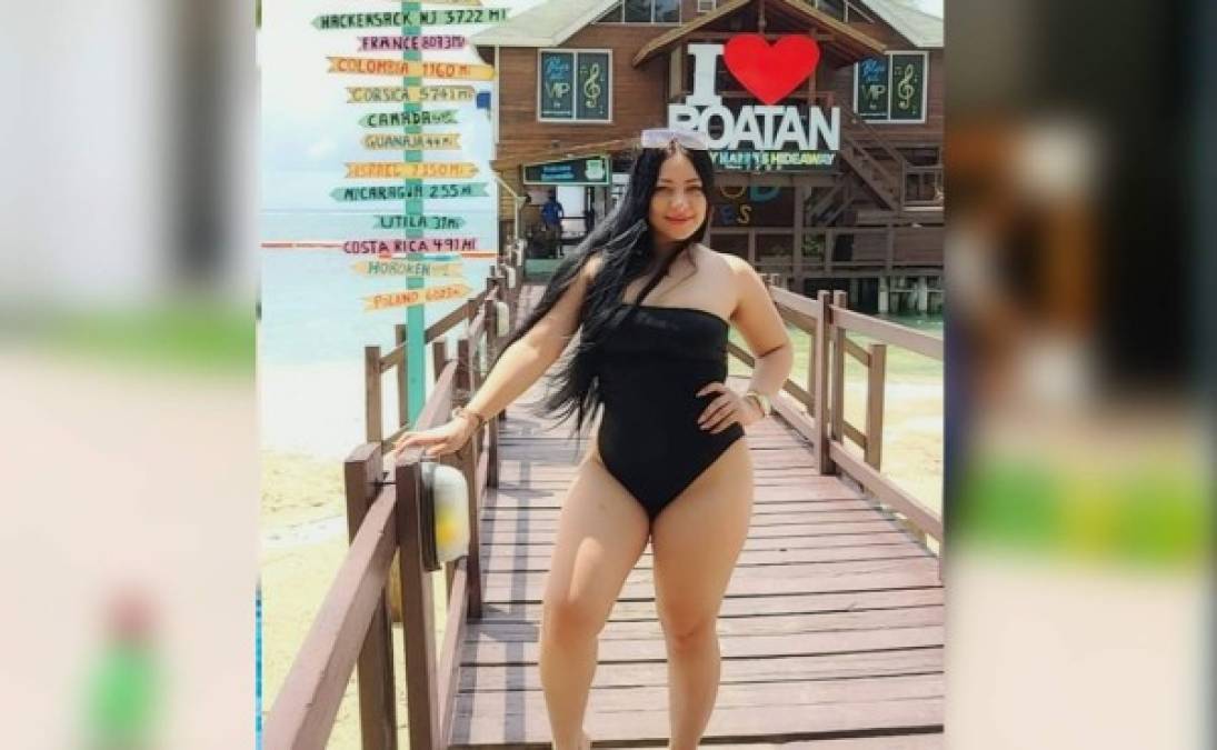 Rocío Medrano posando frente al lente de la cámara en la paradisíaca Roatán. Fotografía Melvin Cubas